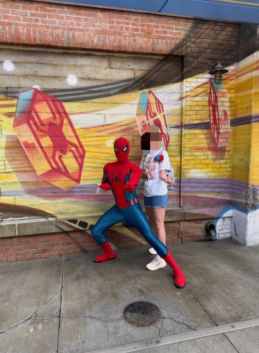 kitfistos's tweet photo. logging back on to let everyone know that i met spiderman :o https://t.co/D5mIJMp79b