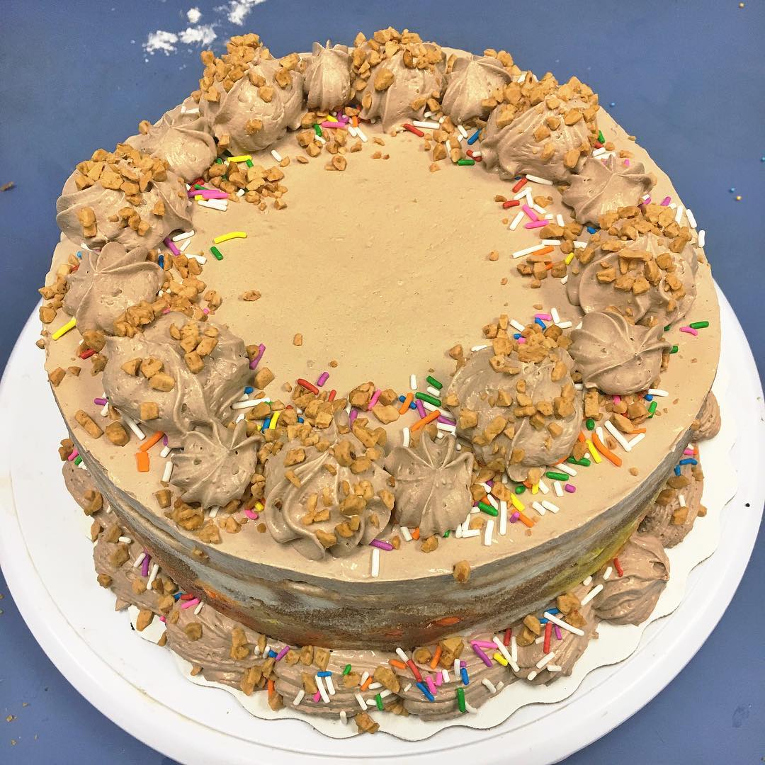 menchies_ca's tweet photo. Yes, Menchie’s has frozen yogurt #cake, and yes, it’s a go-to for any summer celebration! 😍🎂⁣ https://t.co/lLGcnEFxP4