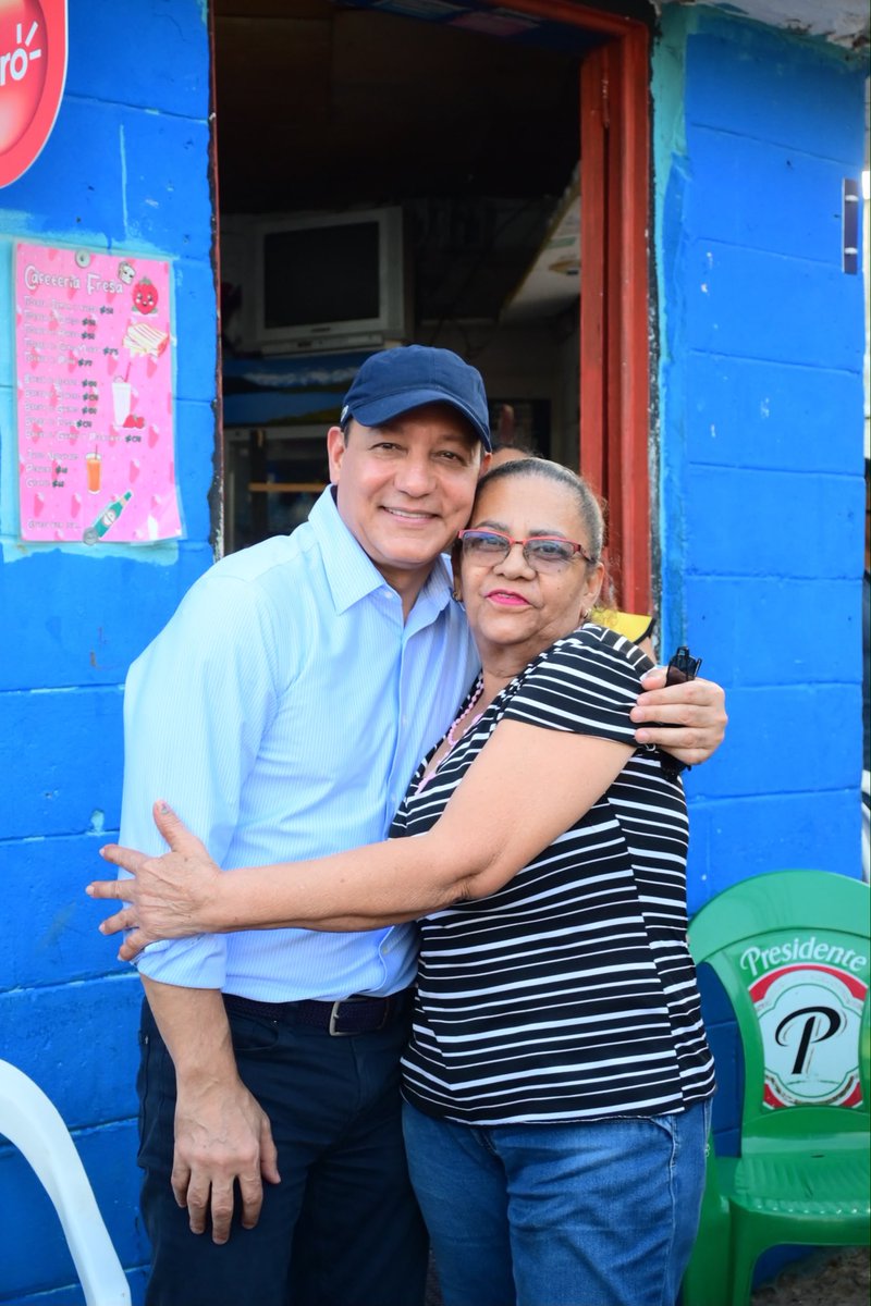 AbelComunicaRD's tweet photo. De cerca con la gente|🫂

Abel Martínez compartió un café ☕️ en la vecindad del Ensanche Bermúdez, en Santiago, preparado por la comunitaria Fresa Torres. 

En un ambiente cercano, Abel escuchó a los vecinos, intercambió ideas y les renovó la esperanza de un futuro seguro. https://t.co/OzQ6UNYsnA
