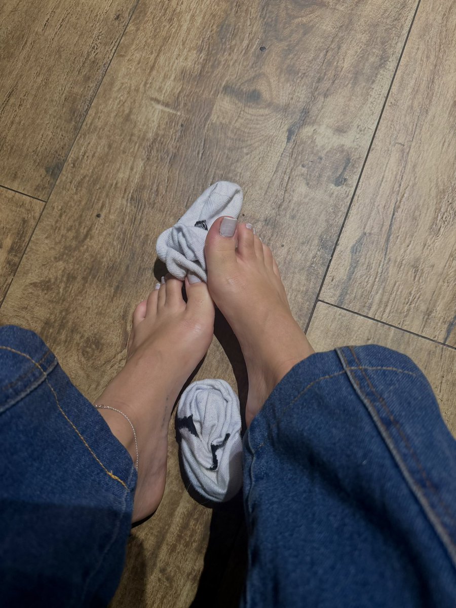 feetlimma_ tweet media