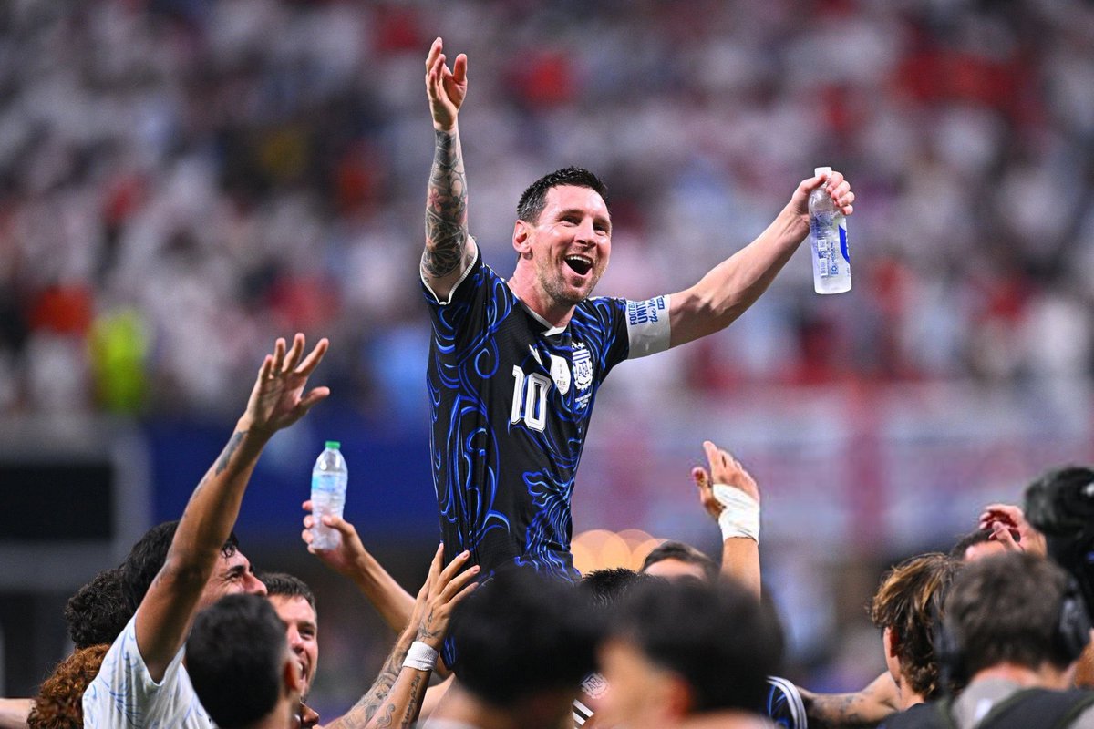 JMau_Martin's tweet photo. Ocho goles y cuatro asistencias en un Mundial con casi 40 años. Lo de Lionel Messi ya no se puede explicar desde la lógica. No está cerrando su historia, la sigue haciendo más grande. En una edad en la que casi todos ya se retiraron. Es una barbaridad imposible de normalizar. https://t.co/cmh10u9IAV