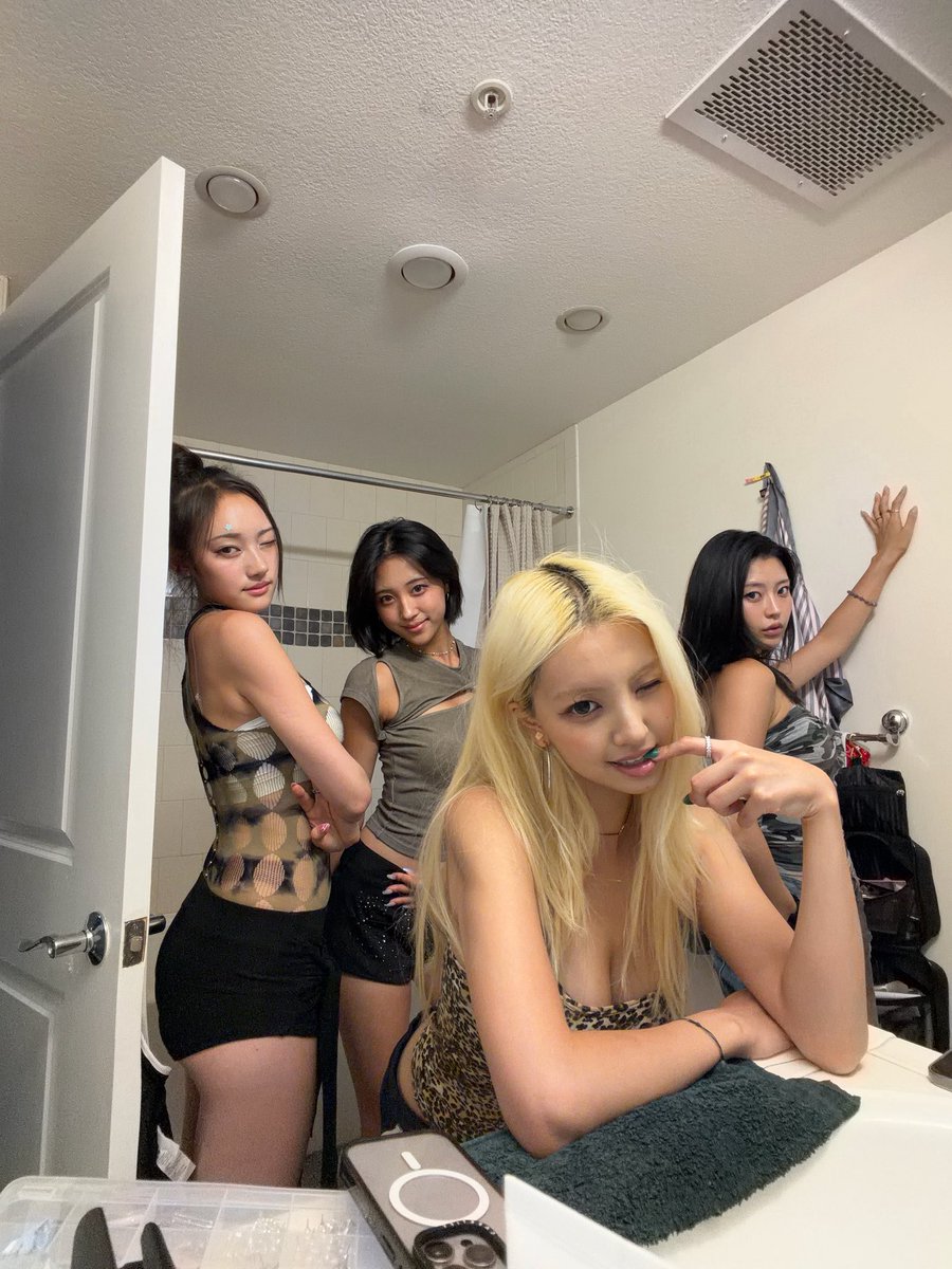 VVSSODVS's tweet photo. 💎VVS [DA$H]💎

Gettin’💵 but we share one 🛁🚽?! Make it make sense 😩

#vvs #븨븨에스 #dash #kpop #independent https://t.co/9uhOovr3lR