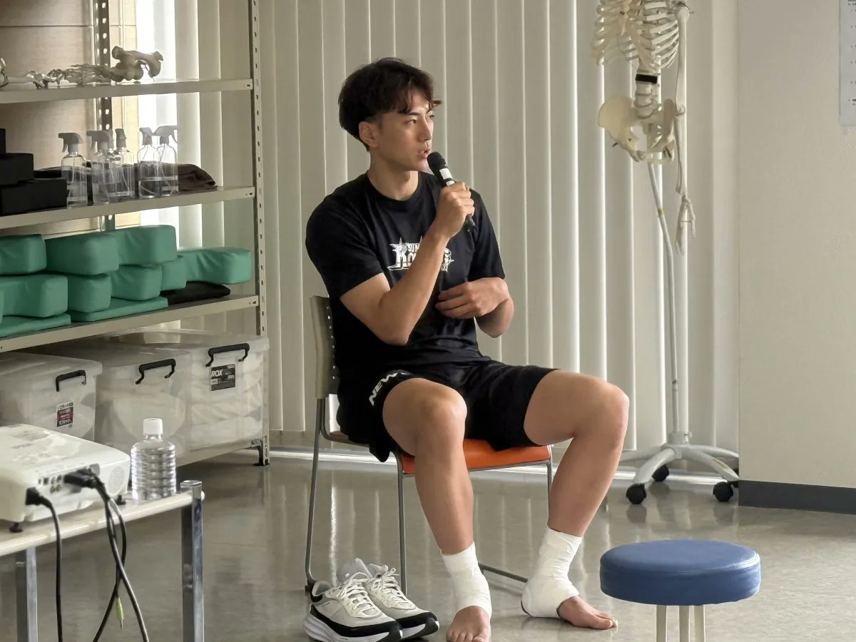 kotokeizai's tweet photo. 【東京保健医療専門職大で体験型講習🏀📚】
塩浜の東京保健医療専門職大学で、中高生向けの体験型講習が行われました。
大森康瑛選手によるトークショーやテーピング体験を通じて、スポーツ現場を支える理学療法士の役割や仕事の魅力を学ぶ機会となりました。

🔻記事はこちら
https://t.co/zgi2k0xdrM https://t.co/FxAgBGbUkc