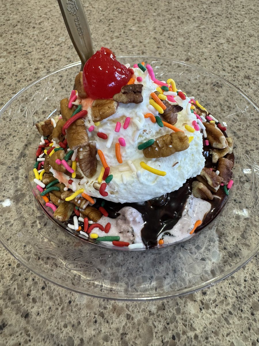 cincygreghoodin's tweet photo. #ThanksABunch for my #BoldlyBearcat birthday sundae to help celebrate my Boldly Bearcat birthday accordingly @graeters with sprinkles ‘cause you know #winnersgetsprinkles #happybirthdaytome #BearcatVibes #cincyvibes #eatcincy #cincyeats #dinelocal #allforcincy #todoporcincy https://t.co/SkXDrFSyWe