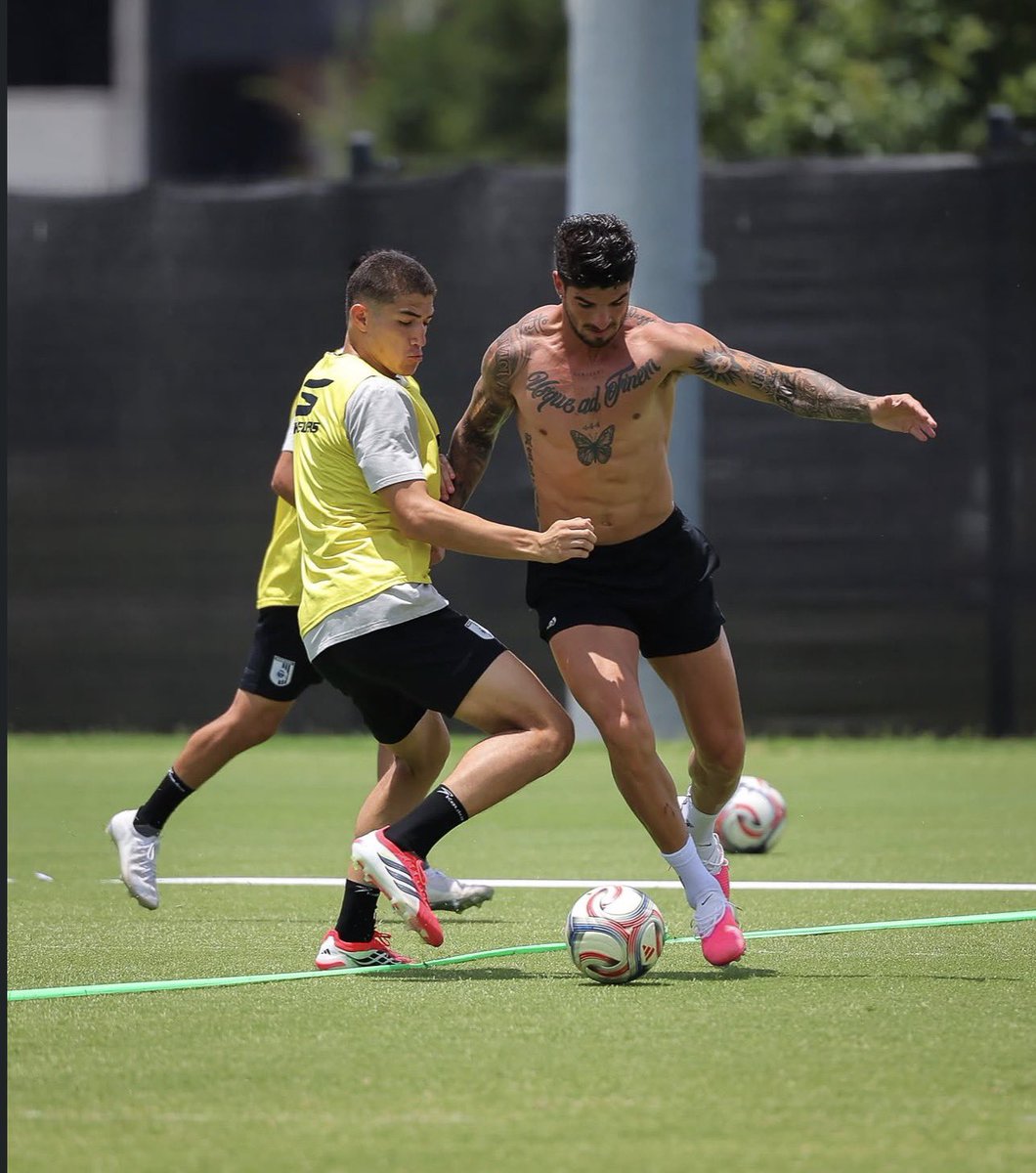 GallizaVoz's tweet photo. JUGADOR A SEGUR 🔥

Con solo 17 años, Julián Alcocer, originario de Querétaro, es uno de los canteranos que más ha llamado la atención durante la pretemporada.

Formado en todas las categorías del club, el defensa central destaca por su gran físico, buena estatura y solidez defensiva. Su rendimiento en la Sub-19 le abrió las puertas para trabajar durante toda la pretemporada con el primer equipo.

Todo apunta a que este torneo podría estar muy cerca su debut en la Primera Division.
 
Lo veremos saltando a la banca por primera vez este sábado ante américa.
