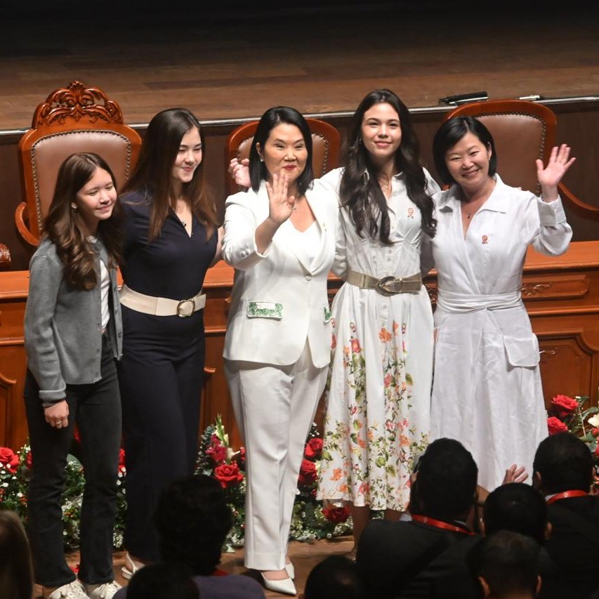 elorwelliano's tweet photo. LA FOTO DEL DÍA
Keiko Fujimori junto a sus hijas Kaori y Kyara Villanella, y a su hermana Sachi en la ceremonia de entrega de credenciales del Jurado Nacional de Elecciones (JNE).

Hoy las feministas celebran. ¡Ah verdad, no son de izquierda!😅 https://t.co/Nvypdub7p4
