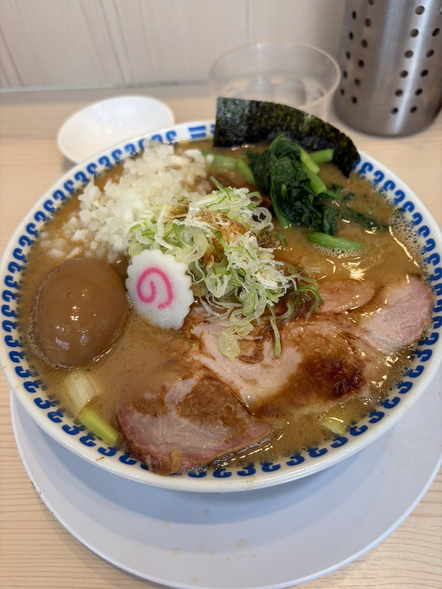 CARPCARP1109's tweet photo. #三浦家ROZEO
#町屋
家系ではなく濃厚魚介豚骨って感じ
美味しいけど少し焼豚が口の中で臭さが残ったかも。でもそこは個人差があると思うからその豚臭さも好きな人はいると思う。
ご馳走様でした https://t.co/xswBp5Y4ZG