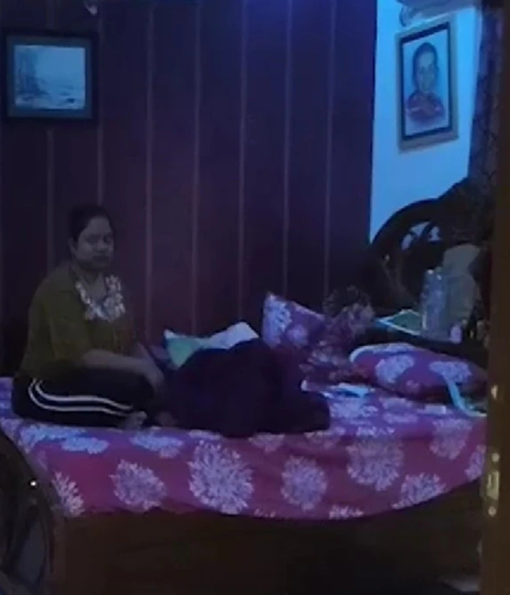 ranvijaylive's tweet photo. कर्नाटक के धारवाड़ में 45 साल के डॉक्‍टर की उनके अपार्टमेंट में हत्या कर दी गई.

वहीं, डॉक्टर के 8 साल के बेटे पर चाकुओं से वार क‍िए गए हैं, ज‍िसकी मुश्‍क‍िल से सांस चल रही है. फ्लैट में स‍िर्फ डॉक्‍टर, उनकी पत्‍नी और बेटा था. 

पर‍िवार वालों ने जब डॉक्‍टर की पत्‍नी को कॉल क‍िया तो उसने बताया क‍ि डॉक्‍टर अभी आराम कर रहे हैं. कुछ देर बाद बताया क‍ि वो बाहर गए हैं. 

पर‍िवार वालों को जब शक हुआ तो वो फ्लैट पर पहुंचे, जहां डॉक्‍टर की लाश म‍िली और उनका बेटा गंभीर रूप से घायल म‍िला. 

स‍िर्फ एक पत्‍नी थी ज‍िसको कुछ नहीं हुआ था. जब पुल‍िस पहुंची तो पत्‍नी बेड पर लेटकर मोबाइल चला रही थी. पत्‍नी भी नेत्र रोग विशेषज्ञ है.
