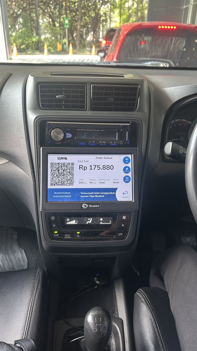 Tukangfotozznw's tweet photo. Gak ikhlas bgt bayar blu*bird jadi mahal perkara driver nya salah keluar tol. Aku yakin, beliau sengaja muter-muterin rute soalnya aku liat di gmaps nya udah disuruh keluar tol dan eta 10menit lagi sampai. Tapi dia TETAP SENGAJA LURUS dan eta di gmaps nya berubah jadi 22menit. Sial ini kayanya sengaja biar argo nya bengkak. Padahal aku request lewat tol biar makin cepet, ini malah makin lama, makin mahal pula. Perjalanan yang harusnya 17km jadi total 29km🥲🥲 Benci bgt, mana nyetir bikin mual😭

cc : vioridvanessa