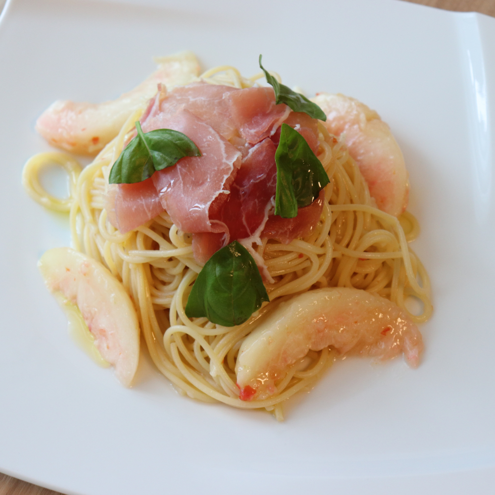 Cafe_Bflat's tweet photo. 7/18（土）より、
季節のパスタが「桃と生ハムの冷製パスタ」に変わります。
昨年人気だった桃の冷製パスタをリニューアル。
桃とミニトマトのソースにレモンの風味がきいた爽やかなパスタ。生ハムの塩気とバジルの香りが絶妙です。

#cafe
#Cafe_Bflat #カフェビーフラット
#鶴岡市カフェ https://t.co/X2AJ6N5gdp