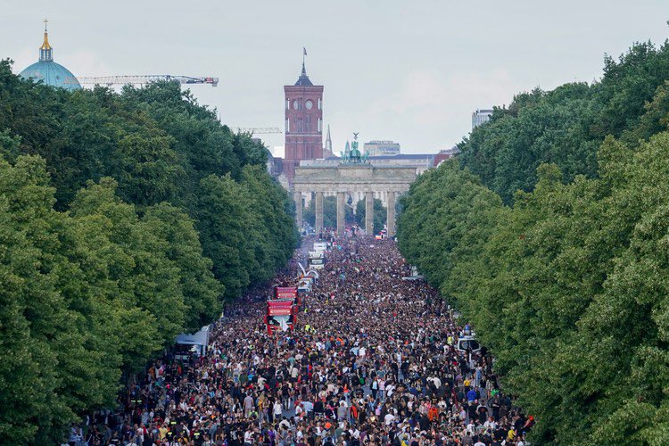 Aludnew's tweet photo. Wieviele #Massenvergewaltigungen und #Vergewaltigungen gab es mit fast nackten Frauen bei der #Loveparade in Berlin? Ach, das war ja Bombe 👍 Uschi ist doof! https://t.co/ThHul7E5OO