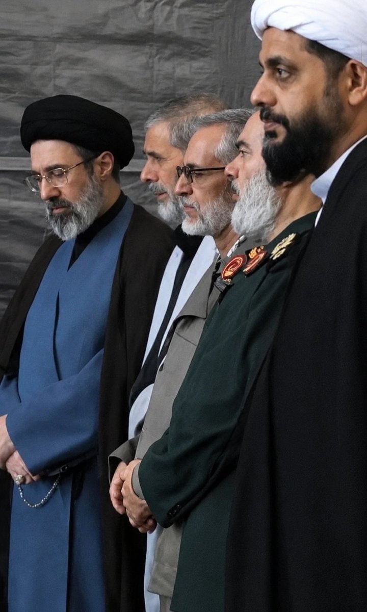 lmuhandisi92427's tweet photo. صورة تجمع سماحة #الشيخ_الأمين قيس الخزعلي (أعزه الله) بقائد الثورة الإسلامية آية الله السيد مجتبى الخامنئي (حفظه الله)

​#الحسين_نهجنا https://t.co/tImuqbmhay
