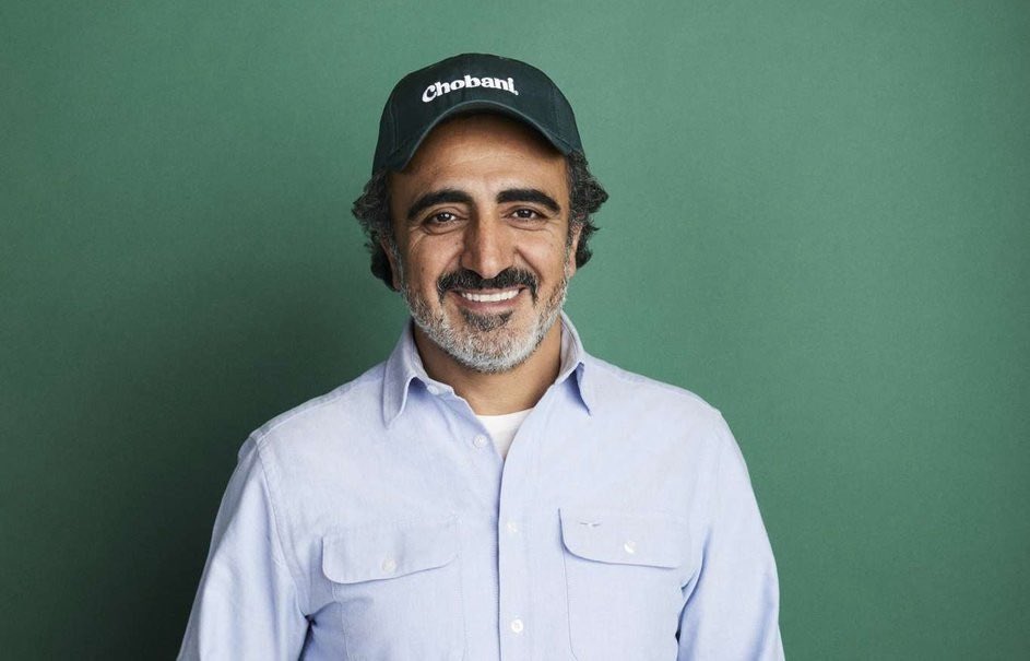 borsacibirgenc's tweet photo. Hamdi Ulukaya - Chobani Yoğurt:

“Amerika’ya ilk gittiğimde 23 yaşındaydım.
New York’un kuzeyine gittim ve bir çiftlikte yaklaşık bir buçuk yıl çalıştım.”

“Babam bir gün yanıma geldi ve sen burada neden peynir yapmıyorsun dedi.”

Ben de babamın ısrarıyla peynir işine girmeyi düşünmeye başladım.

Bir süre sonra masamdaki reklam mektuplarını açarken, Kraft’a ait bir yoğurt fabrikasının 700 bin dolara satıldığını gördüm.

Önce çöpe attım, sonra geri alıp ilan sahibini aradım.

Ertesi gün fabrikaya gittim.
80 yıllık fabrika kapanıyordu.
İşçiler makineleri kapatıyordu.

Hemen avukatımı aradım.
Avukatım, “Kraft gibi bir şirket yoğurt işinden çıkıyorsa sen ne yapacaksın?” dedi.

Üstelik bende 700 bin dolar da yoktu. Devlet ve bankanın desteklediği girişimcilik programı sayesinde fabrikayı satın aldım.

Fabrika kapanmadan önce müdüre, “Bu 55 kişinin içinden kimleri işe almamı tavsiye edersin?” diye sordum.
Müdürün önerdiği dört kişiyi işe aldım.

2007 yılının eylül ayında Chobani’yi 300 koliyle satışa çıkardık.

İlk müşterimiz Long Island’da bir marketti.

İki hafta boyunca yeni sipariş verip vermeyeceklerini bekledim. Ardından 400-500 kolilik ikinci sipariş geldi.

Üçüncü siparişte market sahibini arayıp, “Aynı müşteriler tekrar mı alıyor?” diye sordum.

Sadece tekrar almıyorlar, arkadaşlarına da tavsiye ediyorlar cevabını aldım.

O anda ürünün tutulacağını anladım.

Daha sonra yaklaşık 200 mağazası olan büyük bir süpermarket zincirine gittim.
Amerika’da her ürünü rafa koymak için 30-50 bin dolar raf parası isteniyordu.

Beş ürünümüz vardı ve yaklaşık 200 bin dolar ödememiz gerekiyordu. Böyle bir paramız yoktu.

Market yöneticisine, “Raf ücretini yoğurtla ödeyelim. Ürün satıldıkça faturamızdan kesin.” dedim.

“Ya satmazsa?” diye sordu.

Ben de, “Satmazsa fabrikayı size veririz.” dedim.

Sonunda bize şans verdi.

Üç hafta sonra marketten, “Bu yoğurdun içine ne koyuyorsun? Raflarda tutamıyorum.” telefonu geldi.

O anda sorunun satış değil, talebi karşılayacak kadar üretim yapmak olduğunu anladım.

Şirket büyüdükçe dağın başındaki fabrikamıza, büyük şirketlerde çalışan tecrübeli insanlar kariyerlerini bırakıp gelmek istemiyordu.

Bu yüzden birçok departmanı yeni mezun gençlerle kurduk ve birlikte büyüdük.

“Sen sosyal medyayı yap, sen finansı takip et.” diyorduk.

Muhasebeyle ilgilenen arkadaşımıza, “Burayı bir bakkal dükkanı gibi düşün. Ne sattık, ne aldık, ne kadar kazandık, bana sade şekilde anlat.” diyordum.

O şekilde ilerledik ve bugünlere geldik.