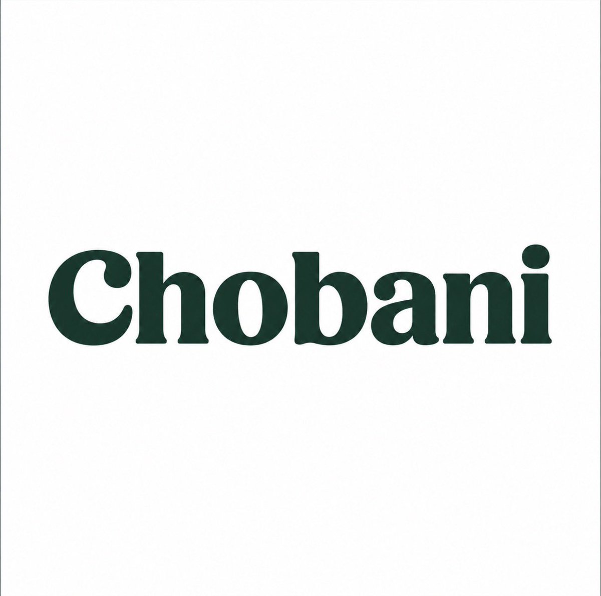 borsacibirgenc's tweet photo. Hamdi Ulukaya - Chobani Yoğurt:

“Amerika’ya ilk gittiğimde 23 yaşındaydım.
New York’un kuzeyine gittim ve bir çiftlikte yaklaşık bir buçuk yıl çalıştım.”

“Babam bir gün yanıma geldi ve sen burada neden peynir yapmıyorsun dedi.”

Ben de babamın ısrarıyla peynir işine girmeyi düşünmeye başladım.

Bir süre sonra masamdaki reklam mektuplarını açarken, Kraft’a ait bir yoğurt fabrikasının 700 bin dolara satıldığını gördüm.

Önce çöpe attım, sonra geri alıp ilan sahibini aradım.

Ertesi gün fabrikaya gittim.
80 yıllık fabrika kapanıyordu.
İşçiler makineleri kapatıyordu.

Hemen avukatımı aradım.
Avukatım, “Kraft gibi bir şirket yoğurt işinden çıkıyorsa sen ne yapacaksın?” dedi.

Üstelik bende 700 bin dolar da yoktu. Devlet ve bankanın desteklediği girişimcilik programı sayesinde fabrikayı satın aldım.

Fabrika kapanmadan önce müdüre, “Bu 55 kişinin içinden kimleri işe almamı tavsiye edersin?” diye sordum.
Müdürün önerdiği dört kişiyi işe aldım.

2007 yılının eylül ayında Chobani’yi 300 koliyle satışa çıkardık.

İlk müşterimiz Long Island’da bir marketti.

İki hafta boyunca yeni sipariş verip vermeyeceklerini bekledim. Ardından 400-500 kolilik ikinci sipariş geldi.

Üçüncü siparişte market sahibini arayıp, “Aynı müşteriler tekrar mı alıyor?” diye sordum.

Sadece tekrar almıyorlar, arkadaşlarına da tavsiye ediyorlar cevabını aldım.

O anda ürünün tutulacağını anladım.

Daha sonra yaklaşık 200 mağazası olan büyük bir süpermarket zincirine gittim.
Amerika’da her ürünü rafa koymak için 30-50 bin dolar raf parası isteniyordu.

Beş ürünümüz vardı ve yaklaşık 200 bin dolar ödememiz gerekiyordu. Böyle bir paramız yoktu.

Market yöneticisine, “Raf ücretini yoğurtla ödeyelim. Ürün satıldıkça faturamızdan kesin.” dedim.

“Ya satmazsa?” diye sordu.

Ben de, “Satmazsa fabrikayı size veririz.” dedim.

Sonunda bize şans verdi.

Üç hafta sonra marketten, “Bu yoğurdun içine ne koyuyorsun? Raflarda tutamıyorum.” telefonu geldi.

O anda sorunun satış değil, talebi karşılayacak kadar üretim yapmak olduğunu anladım.

Şirket büyüdükçe dağın başındaki fabrikamıza, büyük şirketlerde çalışan tecrübeli insanlar kariyerlerini bırakıp gelmek istemiyordu.

Bu yüzden birçok departmanı yeni mezun gençlerle kurduk ve birlikte büyüdük.

“Sen sosyal medyayı yap, sen finansı takip et.” diyorduk.

Muhasebeyle ilgilenen arkadaşımıza, “Burayı bir bakkal dükkanı gibi düşün. Ne sattık, ne aldık, ne kadar kazandık, bana sade şekilde anlat.” diyordum.

O şekilde ilerledik ve bugünlere geldik.