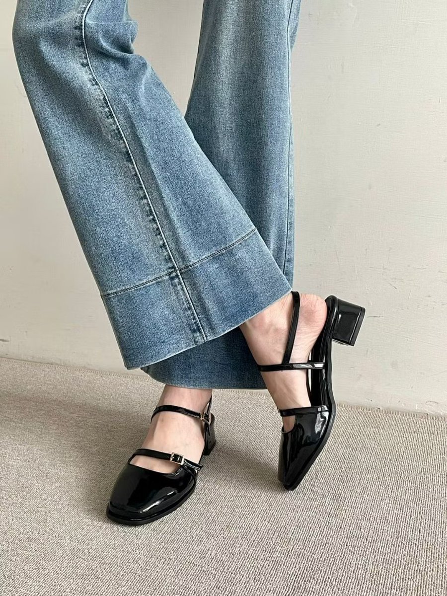 chanietae_'s tweet photo. Definisi sepatu heels multitasking😍. Gak perlu ganti sepatu kalau habis ngantor langsung mau gas kondangan atau nongki bareng temen. Desainnya cakep dan hak 4cm-nya anti-pegal.

📎 https://t.co/vCqeNfCc6L https://t.co/wGiT1Rk9I4