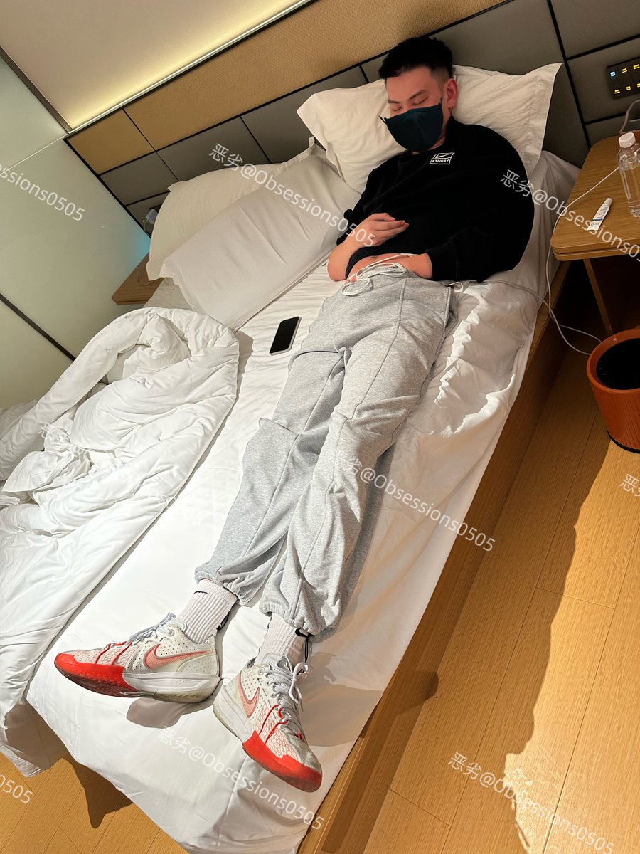 Obsessions0505's tweet photo. 旅游日行三万步 当然需要一场婴��般的睡眠 48码大脚还真是第一次遇到哈哈哈哈 啥样一脱便知 呼噜声太大了 有后续😏 https://t.co/p1SOnzlhrw