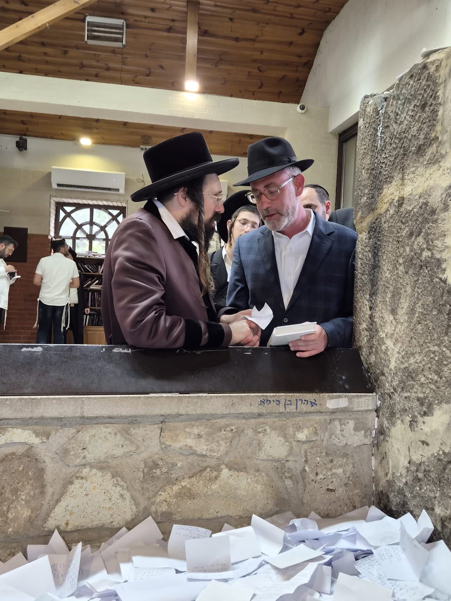 zeev_zer's tweet photo. מסע הקודש 'מצמיח ישועות'

כ"ק האדמו"ר ממעז'יבוז' שליט"א, בצאתו מציון הרה"ק רבי ישעיה'לה מקערסטיר זי"ע, לאחר התפילות החמות, אמר:

"כבר התחלנו לפעול ישועות לכלל ישראל, ברוחניות ובגשמיות."

אמן. https://t.co/zrx02JegTs