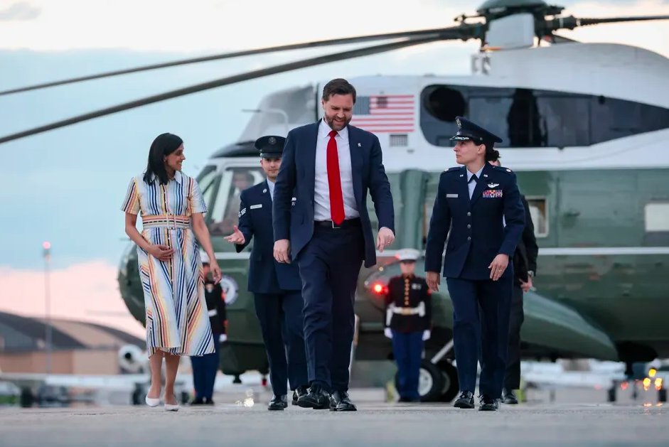 ChristopheGini's tweet photo. 🔴🔴🚁 Un hélicoptère militaire à 24 600 dollars de l'heure pour emmener un enfant à son cours de golf. Les agents des Secret Service chargés de protéger la famille Vance sont "à bout", selon une enquête de @MSNOWNews.

🗃️ Les faits

Jeudi dernier, les agents des Secret Service protestaient en interne en préparant un vol sur Marine Two, l'hélicoptère du vice-président, pour emmener le fils de JD Vance, écolier, à un cours de golf sur la base de Joint Base Andrews. Le vol a finalement été annulé à cause d'un orage.

L'utilisation de cet hélicoptère coûte entre 16 000 et 24 600 dollars de l'heure aux contribuables, selon des estimations du Pentagone, sans compter le coût du personnel de sécurité.

Les Vance ont aussi multiplié les vols de dernière minute vers la Virginie pour chercher une maison.

Selon plusieurs superviseurs actuels et anciens des Secret Service, aucun précédent de ce type n'existe : les enfants de vice-présidents ne sont tout simplement jamais véhiculés en hélicoptère militaire.

Ces déplacements impromptus, appelés en interne "OTR : off the record", obligent les agents à annuler leurs jours de repos et à improviser des dispositifs de sécurité dans l'urgence. La frustration est telle que les agents ont fabriqué des pièces et autocollants moqueurs, intitulés "Bobcat OTR Survivors Club" — "Le club des survivants des Off-the-record de Bobcat" (Bobcat étant le nom de code de Vance).

La journaliste Carol Leonnig (@CarolLeonnig), qui couvre les Secret Service depuis des années, souligne que ce corps "ne se plaint pas beaucoup" habituellement, et que ce niveau de colère constitue "une sorte d'alarme rouge".

Le bureau du vice-président a répondu par une déclaration de soutien générique aux agents, sans démentir les faits rapportés.

➡️ C'est un signe supplémentaire d'un mode de gouvernement où les moyens de l'État sont devenus une extension naturelle du confort personnel, au point qu'un corps aussi discret que les Secret Service en vienne publiquement à s'en agacer.

Kash Patel, directeur du FBI, fait actuellement l'objet d'une enquête parlementaire distincte pour usage présumé abusif de fonds publics lors de ses déplacements, snorkeling VIP à Hawaï, jet-ski, hélicoptère pour aller rendre visite à sa petite amie,... Pour cette administration, les moyens publics sont d'abord des commodités personnelles.

Lien vers l'article de MS Now: https://t.co/6MggT1V8sq 

*⃣*⃣*⃣

Suivez-moi pour une analyse quotidienne, documentée et indépendante de l'administration Trump et découvrez 📕 Le Pantin de la Maison Blanche — disponible sur Amazon : https://t.co/0zfkVgMbNB