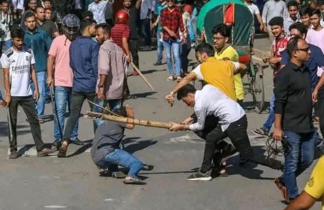 Bangla_Insight's tweet photo. Reports of students being forcibly removed from buses and beaten during protests have sparked widespread concern. Any excessive use of force must be impartially investigated, and the safety and rights of students should be protected. #Bangladesh #HumanRights #Students #Justice https://t.co/j6Xko7kaOi