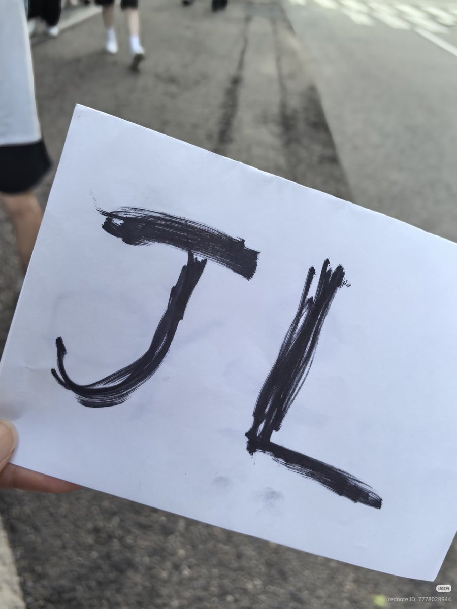 sjwjewelz's tweet photo. op is saying that jl is an absolute angel, that, with just one simple piece of paper, he gave her fan service five or six times, she said she was completely charmed by him 

(he's the sweetest, he's so attentive, thoughtful, and always makes fans feel seen 🥹) https://t.co/LZwBij8Xgb