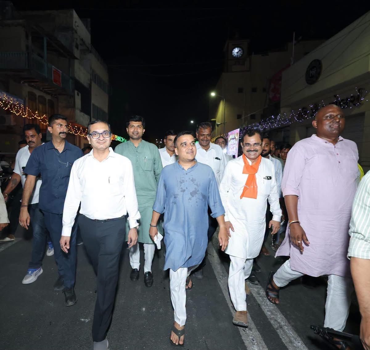 BJPBhaskarBhatt's tweet photo. 🙏 જય જગન્નાથ!

149મી પવિત્ર શ્રી જગન્નાથજી રથયાત્રાના પૂર્વસંધ્યાએ સરસપુર વિસ્તારમાં વર્ષોથી સેવા, શ્રદ્ધા અને સમર્પણની પરંપરાને જીવંત રાખતા વિવિધ ભંડારાઓની મોડી રાત્રે માનનીય ગૃહ રાજ્યમંત્રી શ્રી @sanghaviharsh સાહેબ સાથે મુલાકાત લઈ તૈયારીઓનું નિરીક્ષણ કરવાનો અવસર પ્રાપ્ત થયો. https://t.co/yefNTVl6D4