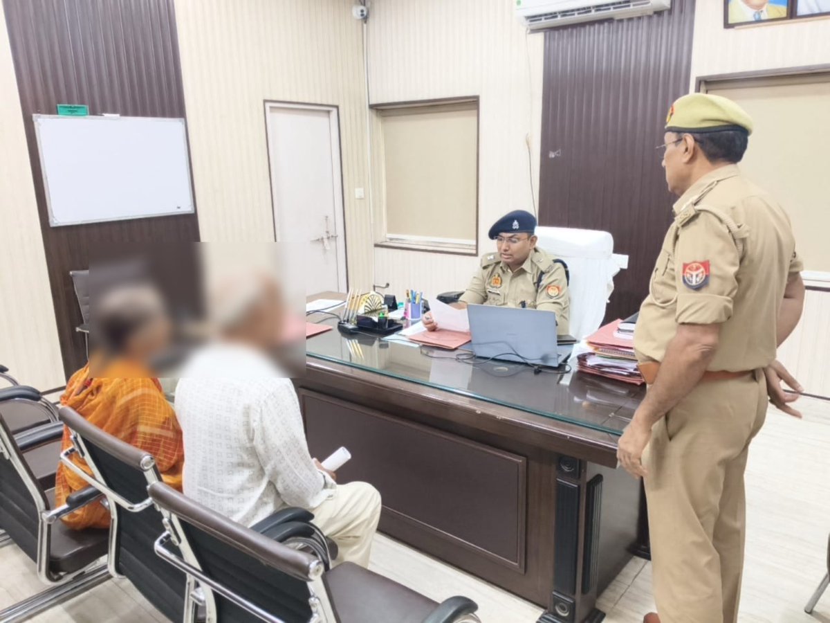 kanpurdehatpol's tweet photo. पुलिस अधीक्षक @shraddha_pn, अपर पुलिस अधीक्षक एवं क्षेत्राधिकारीगण द्वारा अपने-अपने कार्यालय में "जनसुनवाई" कर फरियादियों की शिकायत/समस्याओं को सुनकर उनका उचित, गुणवत्तापूर्ण व समयबद्ध निस्तारण हेतु सम्बन्धित को निर्देशित किया गया । https://t.co/T0e4wBsWRL