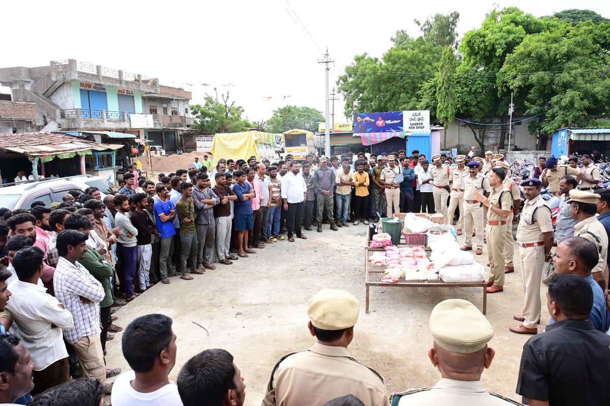adilabad_sp's tweet photo. 🚔 జిల్లా ఎస్పీ అఖిల్ మహాజన్ నేతృత్వంలో సిరిచెల్మలో కమ్యూనిటీ కాంటాక్ట్. 156 బైకులు, 2 ఆటోలు, 8 కార్లు/బొలెరోలు స్వాధీనం. సురేందర్ గౌడ్, పి. శ్రీనివాస్ గౌడ్పై కేసులు నమోదు. అక్రమాలకు కఠిన చర్యలు కొనసాగుతాయి. సమాచారం: 📲8712659973. #AdilabadPolice #CrimeControl #CommunityContact https://t.co/zbXezTEEgC