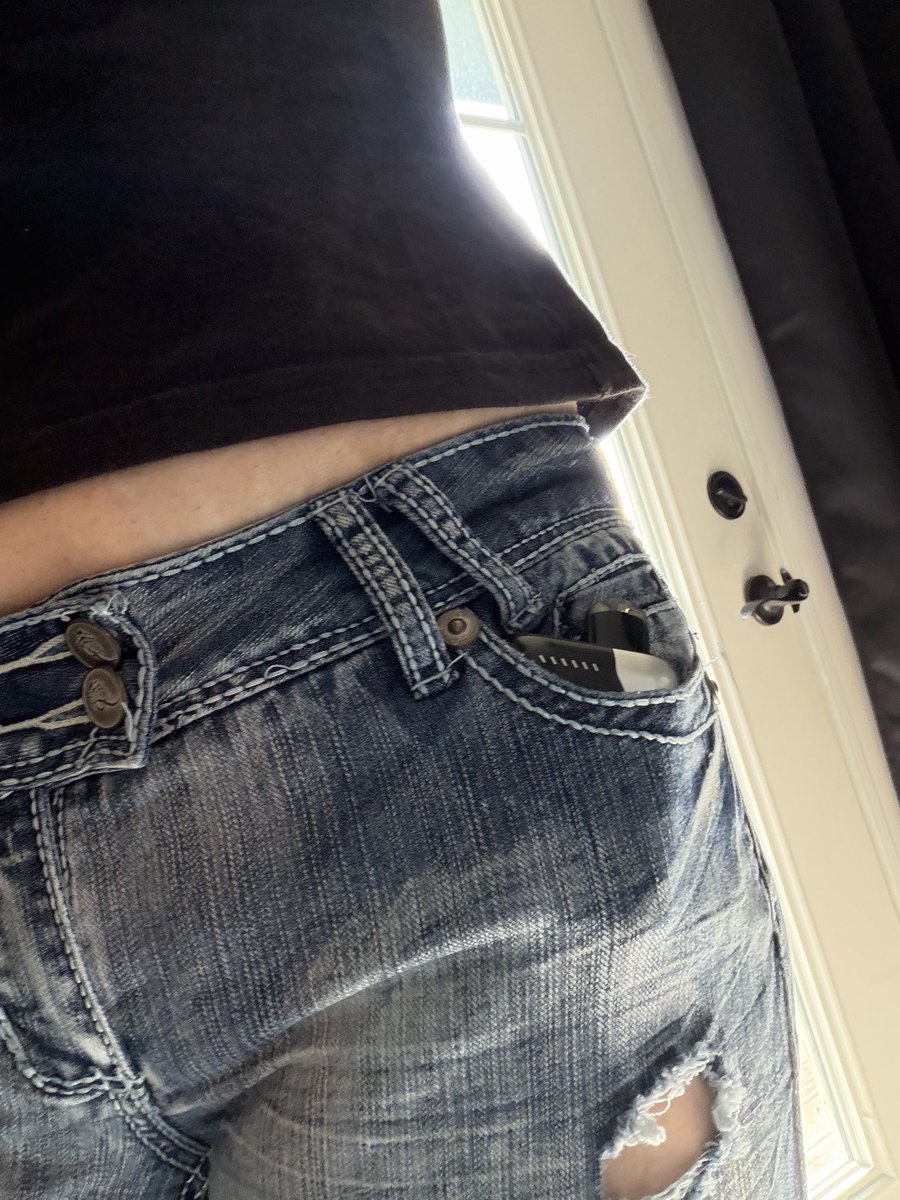 user1738v's tweet photo. #alwaysstrapped https://t.co/pLj56v0I9s
