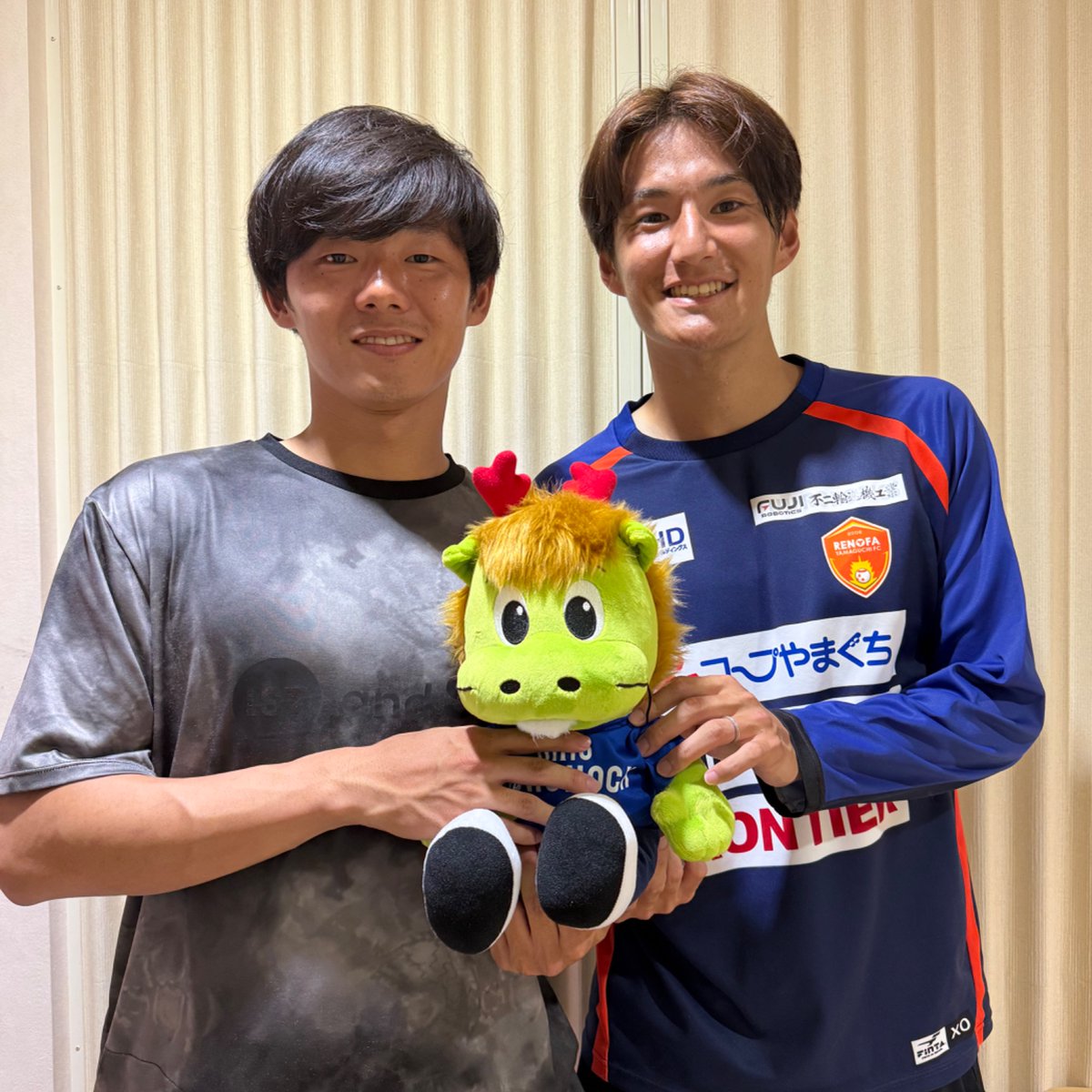 hollyhock_staff's tweet photo. 🥭#202627綾町キャンプ🥭

同じくキャンプ中の #レノファ山口FC に所属する #久保征一郎 選手(2023〜2026所属)とキャンプ地で再開しました👏

選手たちもひと時の再会を楽しみました📸

@0622_sei 
#水戸ホーリーホック https://t.co/LLPomGTIqS