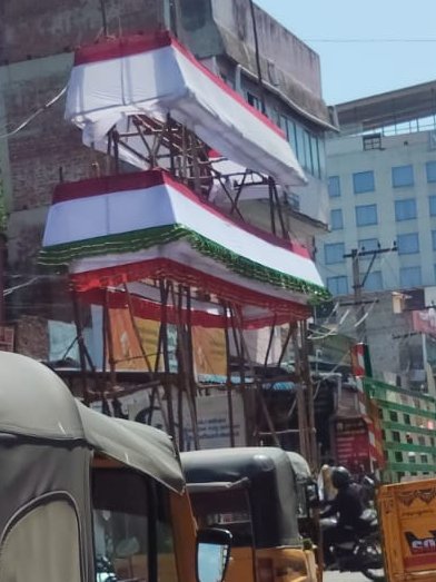 AsSan98mat01's tweet photo. π§ Temporary arches on the already narrow #ThelliarAgaram Road #Ayyappanthangal are choking traffic and creating safety hazards. π€¦ββοΈ Who is approving these road obstructions? Public roads are not private event spacesπ¨ #RoadSafety @KanchiCollector @tnpdial100 @avadipolice @tnrdpr https://t.co/oL6h6VFz3A