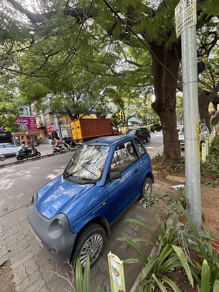 niketrajdwivedi's tweet photo. indiranagar has some weird cars 😂 https://t.co/lx1dZ552wU