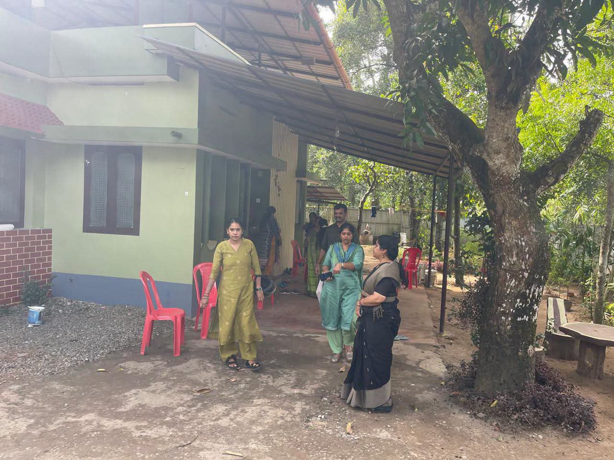 NavyaHaridas's tweet photo. ഉസ്ബെയ്ക്കിസ്ഥാനിൽ സഹപാഠിയുടെ മർദ്ദനമേറ്റ് മരണപ്പെട്ട സാവരിയയുടെ ഹരിപ്പാട്ടെ വീട് സന്ദർശിച്ചു. 

അതിക്രൂരമായ മർദ്ദനവും പീഡനവും ഏറ്റാണ് സാവരിയ ഈ ലോകത്തോട് വിടപറഞ്ഞത്. ശരീരത്തിൻ്റെ ഓരോ ഇഞ്ചും  മലപ്പുറം പെരിന്തൽമണ്ണ സ്വദേശി സാദറുൽ അനാമിൻ്റെ മർദ്ദനമേറ്റ് ചതഞ്ഞിട്ടുണ്ട്. ഹൃദയം ഉള്ള ഒരാൾക്കും ആ ചിത്രങ്ങൾ കണ്ടിരിക്കാൻ ആവില്ല.
പെട്ടെന്നുണ്ടായ പ്രകോപനം കൊണ്ടല്ല കൊലപാതകം എന്ന് ഉറപ്പാണ്. മതം മാറാൻ ആവശ്യപ്പെട്ടായിരുന്നു ഈ മർദ്ദനം എന്നത് ഏറെ ഗുരുതരമാണ്. മാത്രവുമല്ല കൊലപാതകത്തിന് പിന്നിൽ വേറെയും ശക്തികൾ ഉണ്ട്. കേസ് ഒത്തുതീർപ്പാക്കണം എന്ന് ആവശ്യപ്പെട്ട് ഉസ്ബെക്കിസ്ഥാൻകാരായ ചിലയാളുകൾ ബന്ധുവിനെ സമീപിച്ചത് ഈ സംശയം ബലപ്പെടുത്തുന്നു. അനാമിൻ്റെ മാതാപിതാക്കൾ ഉൾപ്പെടെയുള്ളവരെ ചോദ്യം ചെയ്യുകയും വേണം.മാത്രവുമല്ല മർദ്ദനത്തിന് ഉപയോഗിച്ച ലാപ്ടോപ് കസ്റ്റഡിയിൽ എടുക്കാൻ പോലും ഉസ്ബക് പൊലീസ് തയ്യാറായിട്ടുമില്ല. ഈ സാഹചര്യത്തിൽ കേന്ദ്ര ഏജൻസികളുടെ ഇടപെടൽ അനിവാര്യമാണ്.

ഈ കേസിൽ ക്രൈംബ്രാഞ്ച് അന്വേഷണം പ്രഖ്യാപിച്ച ആഭ്യന്തരമന്ത്രിയുടെ നടപടി ഒട്ടും വിശ്വാസ്യതയുള്ളതല്ല. അന്തർദേശീയ ഇടപെടൽ ആവശ്യമായ കേസിൽ കേരളത്തിലെ ക്രൈംബ്രാഞ്ചിന് ഒന്നും ചെയ്യാനില്ല എന്ന് അറിയാത്തയാളല്ല ആഭ്യന്തരമന്ത്രി. ഇൻ്റർപോളിൻ്റെ സഹായത്തോടെ സിബിഐക്ക് മാത്രമേ കേസിൽ എന്തെങ്കിലും ചെയ്യാൻ കഴിയൂ. അതു കൊണ്ട് കേസ് അടിയന്തിരമായി സിബിഐക്ക് കൈമാറാൻ സംസ്ഥാന സർക്കാർ തയ്യാറാകണം. അതിനായി മന്ത്രിസഭാ തീരുമാനം ഉണ്ടാകണം. 

ഉസ്ബെക്കിസ്ഥാനിൽ രജിസ്റ്റർ ചെയ്തിട്ടുള്ള കേസിൽ സമഗ്രമായ അന്വേഷണം നടത്താൻ കേന്ദ്രസർക്കാർ ഇടപെടൽ ബിജെപി ഉറപ്പ് വരുത്തും. അതിനായി കേന്ദ്ര വിദേശകാര്യ മന്ത്രിയെ ഉൾപ്പെടെ സമീപിക്കും. വിദേശത്തുള്ള സംസ്ഥാന അധ്യക്ഷൻ ശ്രീ Rajeev Chandrasekharജി മടങ്ങിയെത്തിയാൽ ഉടൻ ഇക്കാര്യത്തിൽ വേണ്ട ഇടപെടൽ ഉണ്ടാകും. നമ്മുടെ മക്കളുടെ സുഹൃത്തുക്കൾ ആരാണ് എന്ന കാര്യം ഓരോ മാതാപിതാക്കളും അതീവ ജാഗ്രതയോടെ നിരീക്ഷിക്കണം. ഒപ്പം സമൂഹത്തിൽ നടക്കുന്ന ഇത്തരം സംഭവങ്ങളെക്കുറിച്ച് നമ്മുടെ മക്കളെ ബോധവാന്മാരും ബോധവതികളും ആക്കാൻ മറക്കുകയുമരുത്.