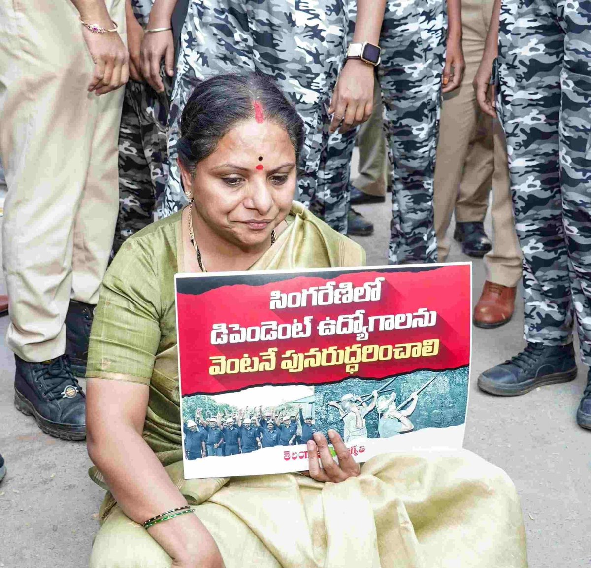 youth_singareni's tweet photo. సింగరేణి గుండెల్లో నిలిచిన నాయకురాలు మన కవితక్క❤️

​కార్మికుల సమస్యలపై అక్క గొంతు విప్పితే ఫలితం రాకుండా ఎలా ఉంటుంది

మెడికల్ బోర్డు ఏర్పాటు కవితక్క పోరాట పటిమకు నిదర్శనం
కార్మిక కుటుంబాల సంక్షేమం కోసం నిరంతరం తపించే కవితక్కకు ప్రతి సింగరేణి బిడ్డ తరపున హృదయపూర్వక కృతజ్ఞతలు.🙏🏻 https://t.co/NvUednLH62