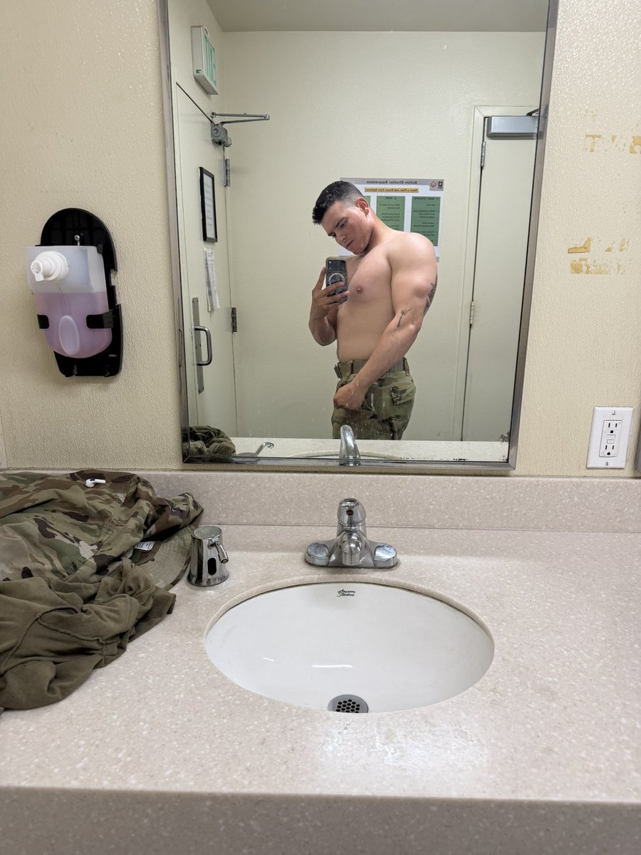 florida_boi07's tweet photo. BOOBIES https://t.co/cC9Ae67ivr