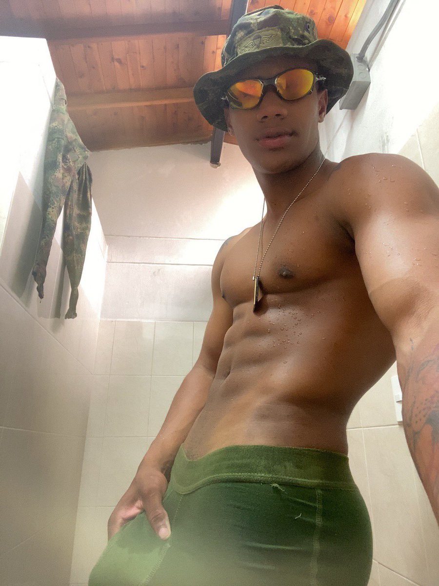 Jhoanap98's tweet photo. La vergota que se carga este moreno🥴🍆🥵 https://t.co/AZV8MLIMer
