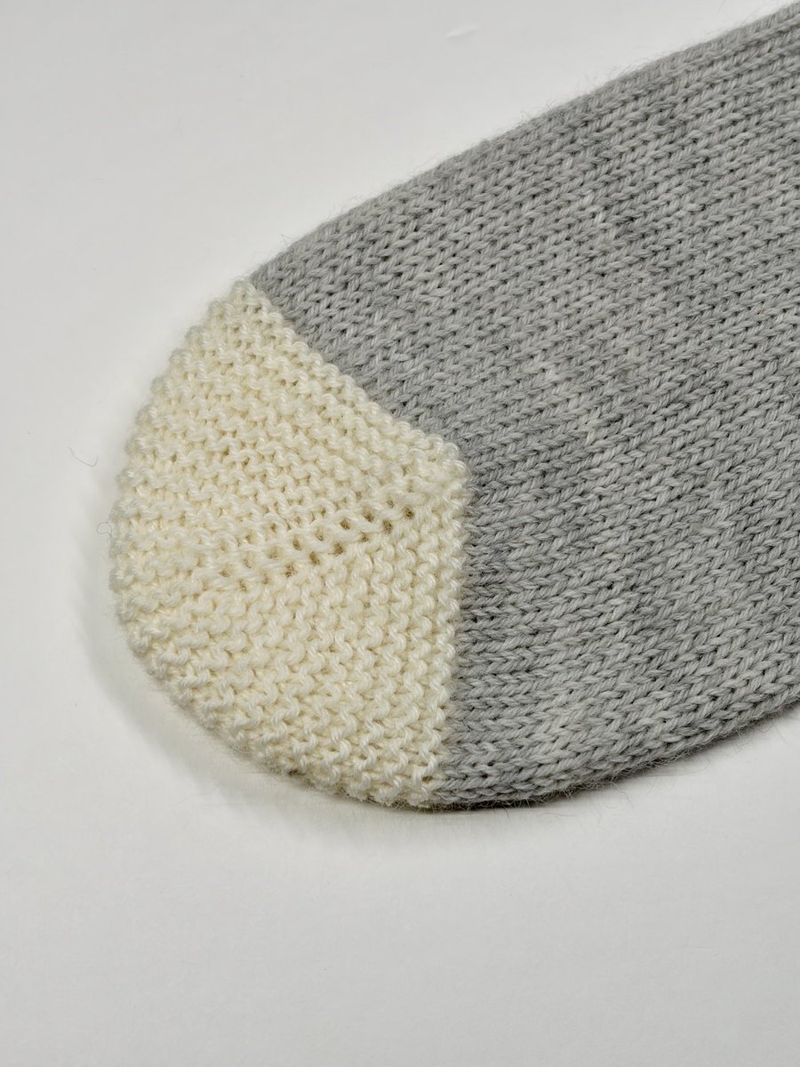 toride_de_knit's tweet photo. 新靴下レシピ、つま先はこれに決まり🧦

シンプルな見た目ですが「裏編みをしない」という制約を自分に課したせいで、見た目以上に面倒な編み方になりました…💦

だが、それが楽しい🫢 https://t.co/EdNWTsba9u