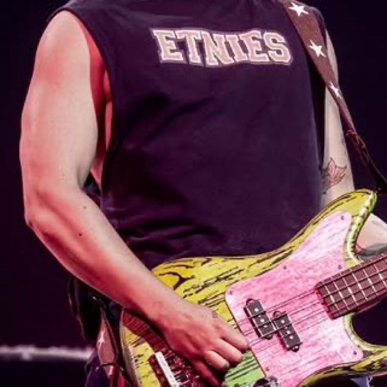 caloquence's tweet photo. CRUSH ME WITH THE MUSCLES OF YOUR ARMS, SHINE A LIGHT ON ALL MY ADULT THOUGHTS 

(cr: iceboxphoto156 on ig) https://t.co/vlQEjL8Eo1
