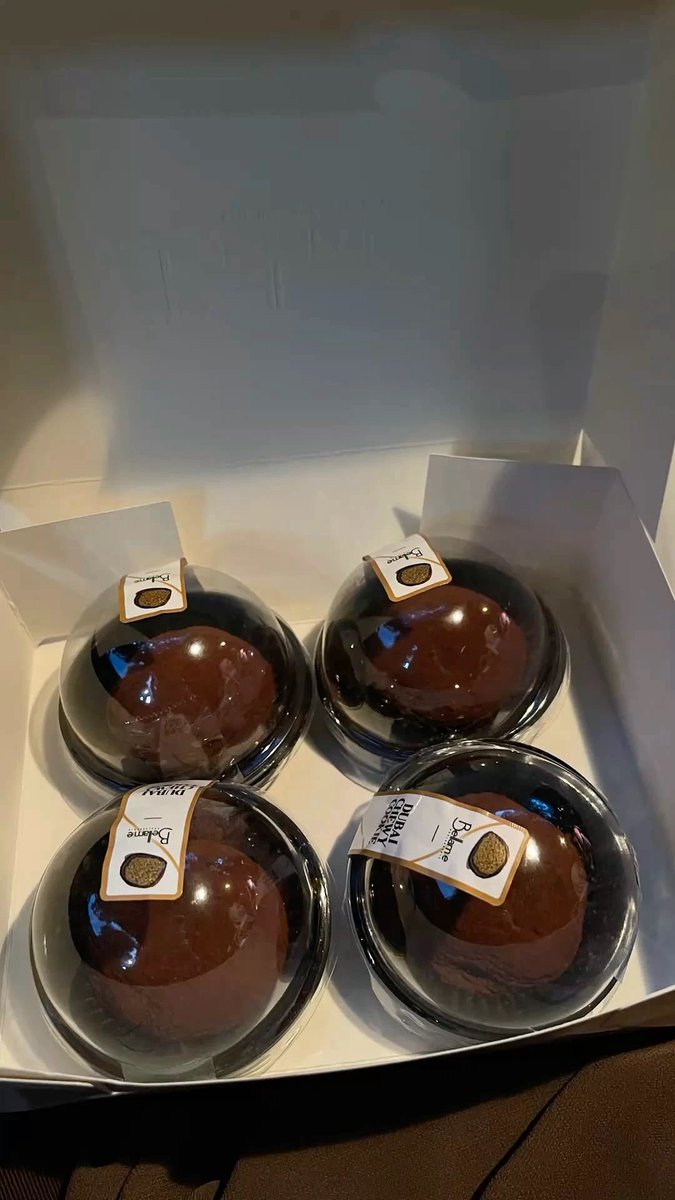 roosyzha's tweet photo. @ruipenq But Dubai Cookie is trending now. I’ve tried it, and it’s really good! Gege should give it a try. https://t.co/tP2KNjmPC8