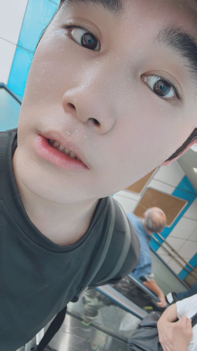 4nen2kumi_leo's tweet photo. 見よ、この汗を。笑
1時間路上やっただけでこれなので、今日は本当に危ないね笑
きっちー！笑

でも、その中で素敵なお姉様方に会えて、3枚分受け取って貰えたので、200人満員の景色を作るために、もっと頑張るぞ〜！🔥🔥

ということで、移動になりました笑 https://t.co/xV3REfV63i