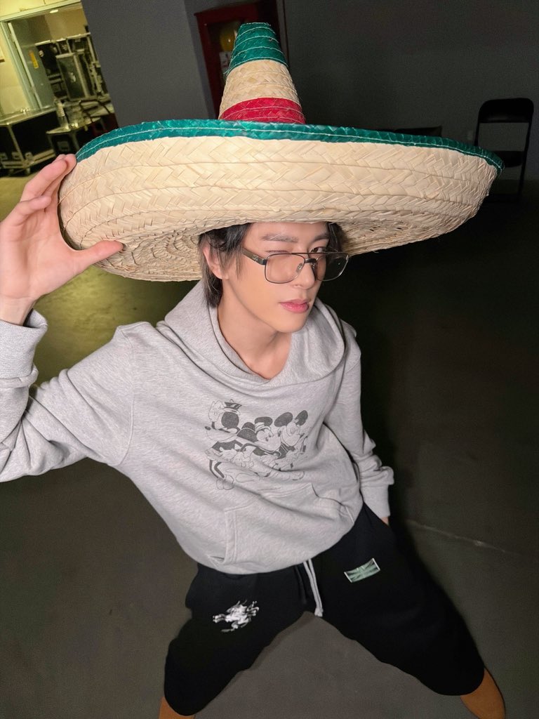 15ARCHIVEz's tweet photo. #JAKE weverse update 🇲🇽

thx Mexico ❤️❤️ https://t.co/ix3EKbGc1f