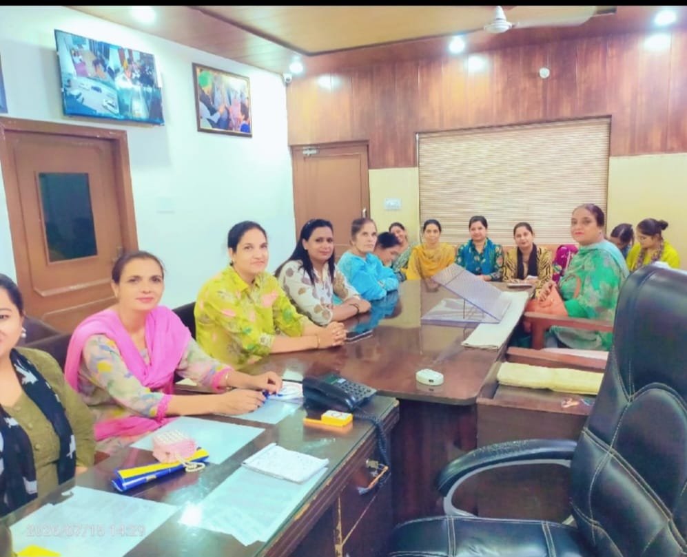 AAP_WomenWingPB's tweet photo. 📍 ਹਲਕਾ ਡੇਰਾਬੱਸੀ
ਵੂਮਨ ਵਿੰਗ ਨੂੰ ਬੂਥ ਅਤੇ ਬਲਾਕ ਪੱਧਰ 'ਤੇ ਹੋਰ ਵਧੇਰੇ ਸਰਗਰਮ ਤੇ ਮਜ਼ਬੂਤ ਕਰਨ ਲਈ ਅੱਜ ਇੱਕ ਵਿਸ਼ੇਸ਼ ਮੀਟਿੰਗ ਕੀਤੀ ਗਈ। ਇਹ ਮੀਟਿੰਗ ਜ਼ੋਨ ਇੰਚਾਰਜ ਸਵਰਨਜੀਤ ਕੌਰ ਜੀ ਦੀ ਵਿਸ਼ੇਸ਼ ਅਗਵਾਈ ਹੇਠ ਹੋਈ, ਜਿਸ ਵਿੱਚ ਅਗਾਮੀ ਜਥੇਬੰਦਕ ਸਰਗਰਮੀਆਂ ਅਤੇ ਰਣਨੀਤੀਆਂ 'ਤੇ ਗੰਭੀਰ ਵਿਚਾਰ-ਚਰਚਾ ਕੀਤੀ ਗਈ। https://t.co/vhHcgGXqjb