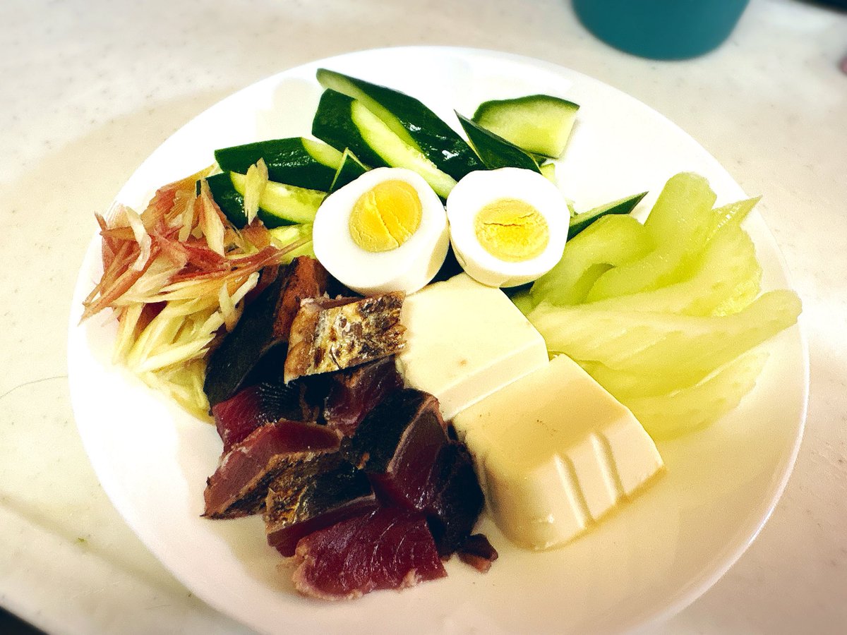 aiphotovrc's tweet photo. ゆで卵ゆですぎた私のお昼ご飯 https://t.co/VDh44We8wf