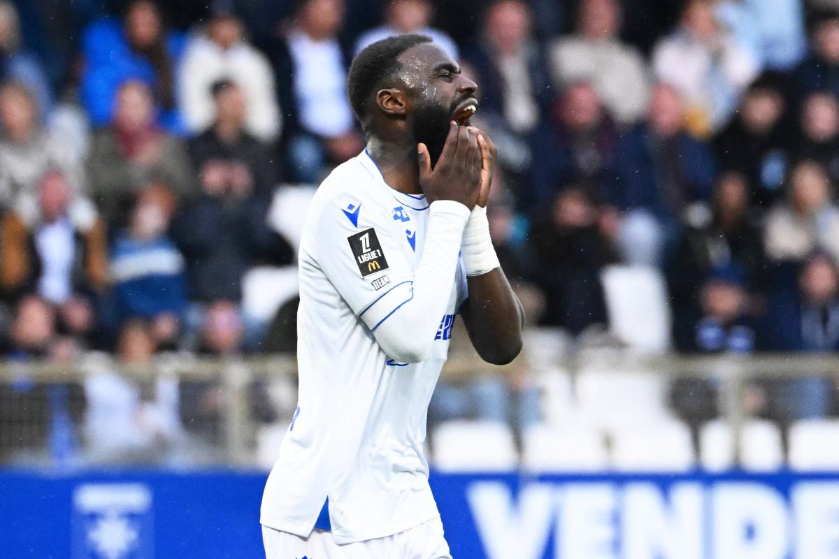 Le_GPFC's tweet photo. SINAYOKO REFUSE DE S'ENTRAÎNER, CLAUSE DE SORTIE EN DISPUTE 🔥⚽  
Après 12 buts qui ont sauvé l’AJ Auxerre, le buteur de 26 ans a prolongé jusqu’en 2027 avec une clause libératoire de 8 M€ (bonus compris). Paris FC propose le même montant, mais l’AJA estime la valeur du joueur supérieure. Sentant la trahison, Sinayoko a décliné l’entraînement et a expliqué sa position à ses coéquipiers et à Will Still. @lequipe