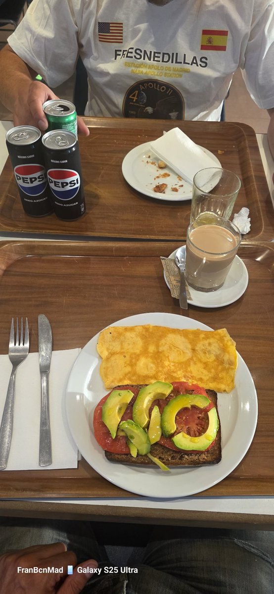FranBcnMad's tweet photo. #DesayunandoEnElTrabajo #CaféConLeche #PanIntegral #Tomate #Aguacate #TortillaFrancesa https://t.co/WH967KOXHz