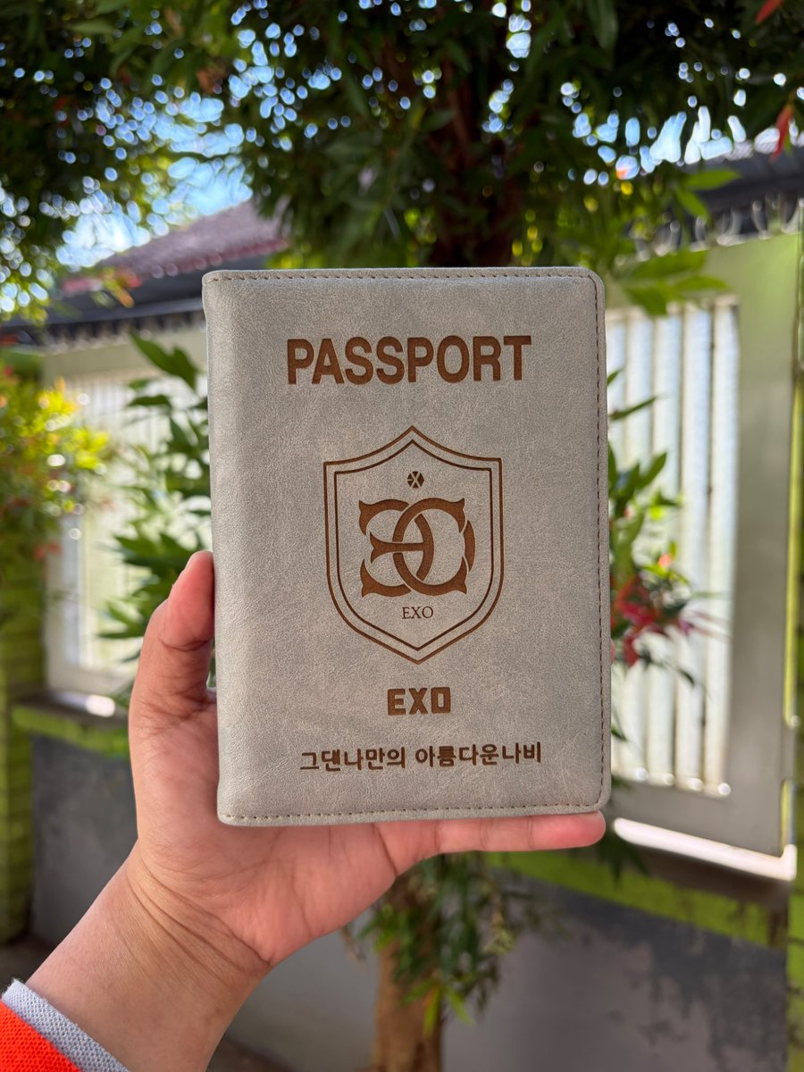 moondiwindi's tweet photo. Open PO

✈️ *Pre Order - Passport Case EXO* ✈️

🔖 bahan : synthetic leather tebal
🔖 ukuran : 14,5 x 10,5 
🔖 warna : grey &amp; blue ocean

💸 price : 100.000 dp 30.000

⏰ close po : 25 Juli 2026

Yg mau bisa DM ya, nanti aku kasih link form + kode unik nya 😉 https://t.co/v3mGqEbuMz