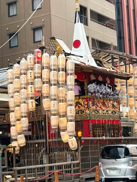 MonthlyBOATRACE's tweet photo. #gohimura
祇園祭で休みの会社もあります。歌や囃子で賑やかなものです。ライブの音はいいですね。 https://t.co/M5ZeUEMz3C