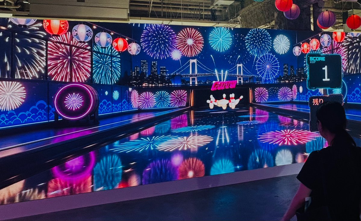 sign_display_'s tweet photo. デックス東京ビーチ内「LED DAIBA STUDIO」で「#TOKYOレインボー夏祭り」本日より開催!
コの字に設置の大型 #LEDビジョン での没入感の中、射的などを体験できる同イベント。
LEDを活用したイルミネーションボーリングなどの景品には液晶テレビもあるので、この暑さを凌ぎ楽しむお祭に是非、お台場へ! https://t.co/whqHn8lcSK