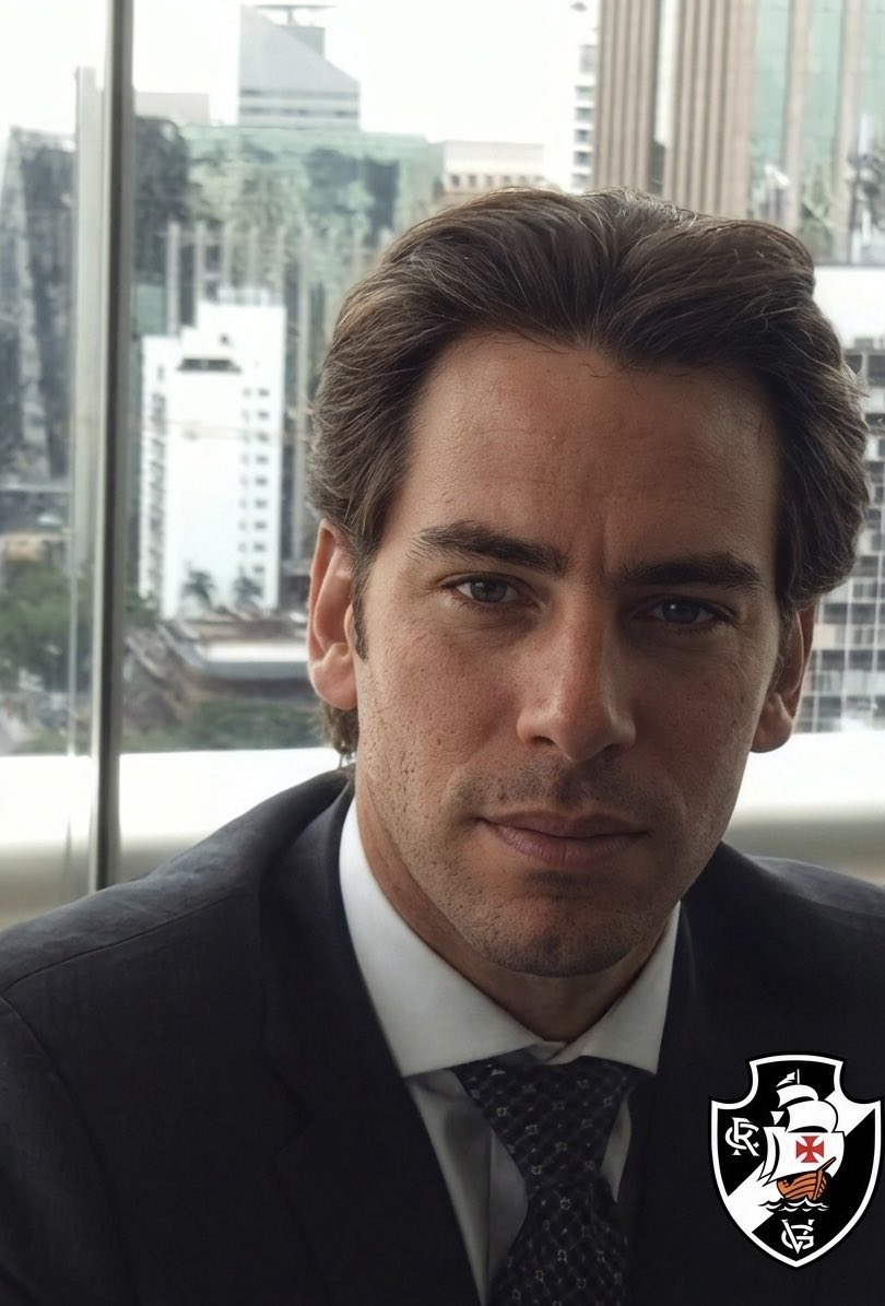 newscolina's tweet photo. 🚨 O acordo entre Vasco e Lamacchia gira em torno de R$ 3,1 bilhões.

• R$ 1 bilhão para pagamento de dívidas
• R$ 1,5 bilhão para cobrir déficit de caixa por cinco anos
• R$ 500 milhões para contratações em cinco anos
• R$ 120 milhões para o CT do futebol profissional 
• R$ 30 milhões para o CT do futebol de base

Mais detalhes:

• O acordo de investimento também prevê multas em caso do investidor não cumprir os aportes estabelecidos.

• Se a folha de pagamento custa R$ 30 milhões e subir para R$ 40 milhões, esses R$ 10 milhões de diferença são cobertos pelo aporte do futebol, por isso não são necessariamente e totalmente para contratações. Os R$ 30 milhões “originais” saem da verba destinada a “cobrir o rombo”, aquela que tem soma de R$ 1,5 bilhão.

• O acordo de investimentos estabelece que Lamacchia não pode vender as ações por 10 anos e nem distribuir lucros pelo mesmo período.

• Os investimentos do acordo são compromissos, mas podem ser menores ou maiores a depender da eficiência da gestão. Outro exemplo prático: se o Vasco gerar receita e diminuir o rombo anual, o investidor não precisa fazer este aporte projetado. Mas também não pode diminuir despesas.

Informações trazidas pelo @raphazarko.