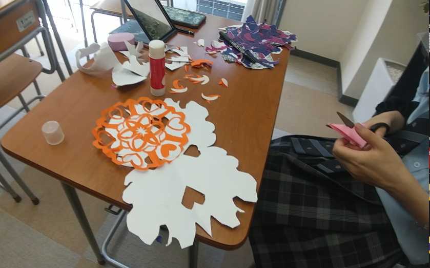 aoi_school's tweet photo. テーマに沿って画用紙と折り紙を使ったコラージュ作品を制作。限られた素材で色や形構成を工夫しながら、それぞれのイメージを表現。制作中は教室が静まり返るほどの集中力！完成した作品は、美大受験などで活用するポートフォリオ作品としても有効。
#葵高等学院 #新潟通信制高校 #美術デザインコース https://t.co/xTSxketV9Q