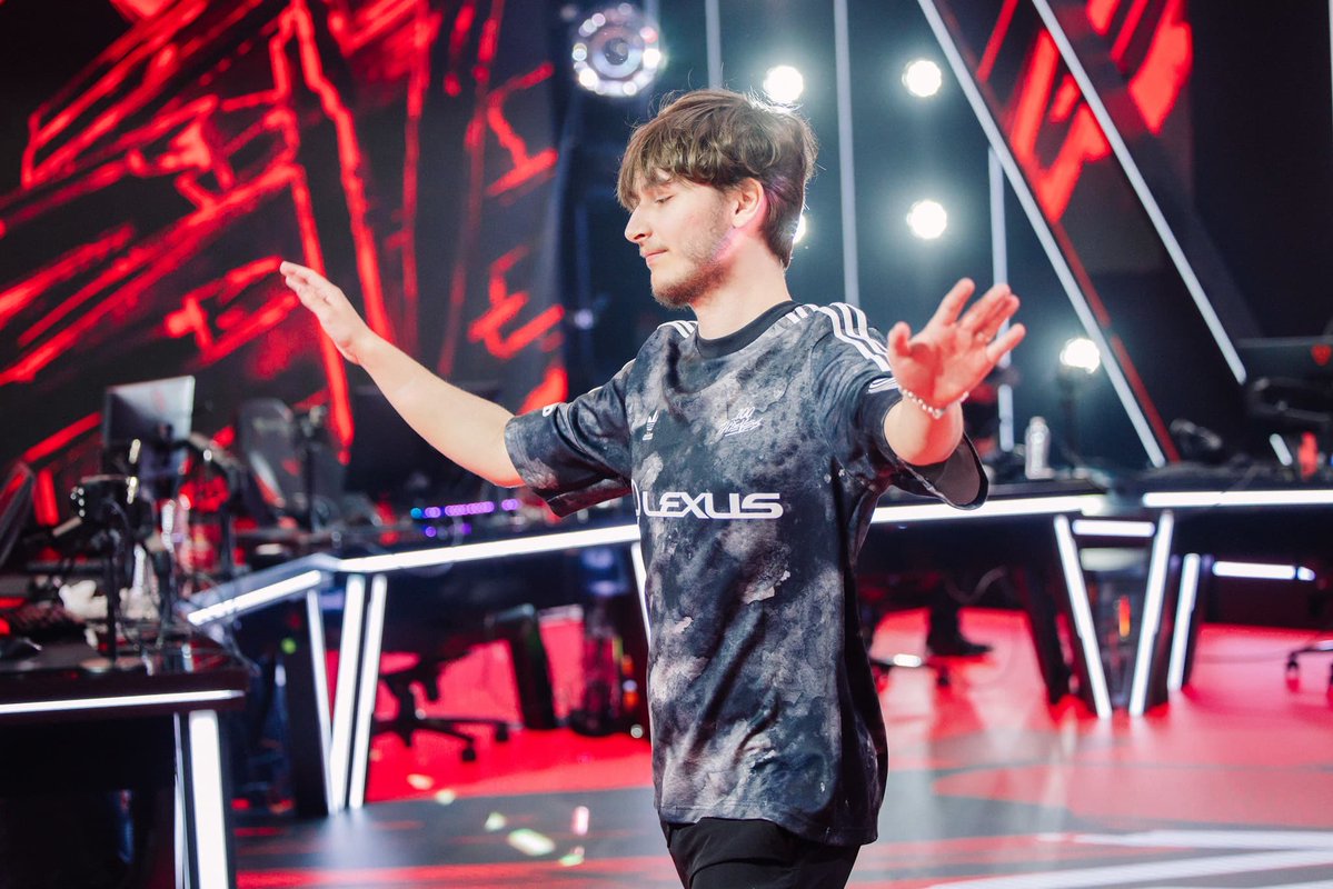 zanrexj's tweet photo. @100T_VAL @TeamRazer easily https://t.co/3BW3dEWWHh